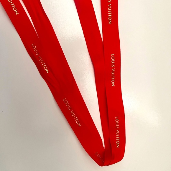 LOUIS VUITTON Red Ribbon - Picture 2 of 5